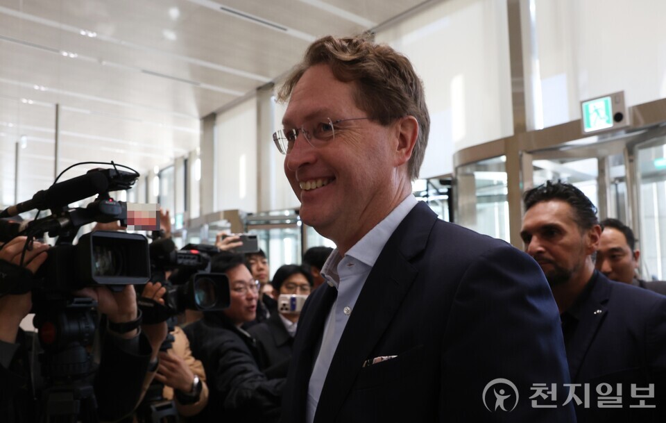 [천지일보=김정필 기자] 13일 방한한 올라 칼레니우스 메르세데스-벤츠 이사회 회장 겸 최고경영자(CEO)가 서울 여의도 LG트윈타워로 들어서면서 취재진 질문에 환하게 웃고 있다. 이날 칼레니우스 회장은 LG그룹 내 주요 계열사 최고경영자와 회동할 예정이다. ⓒ천지일보 2025.11.13.