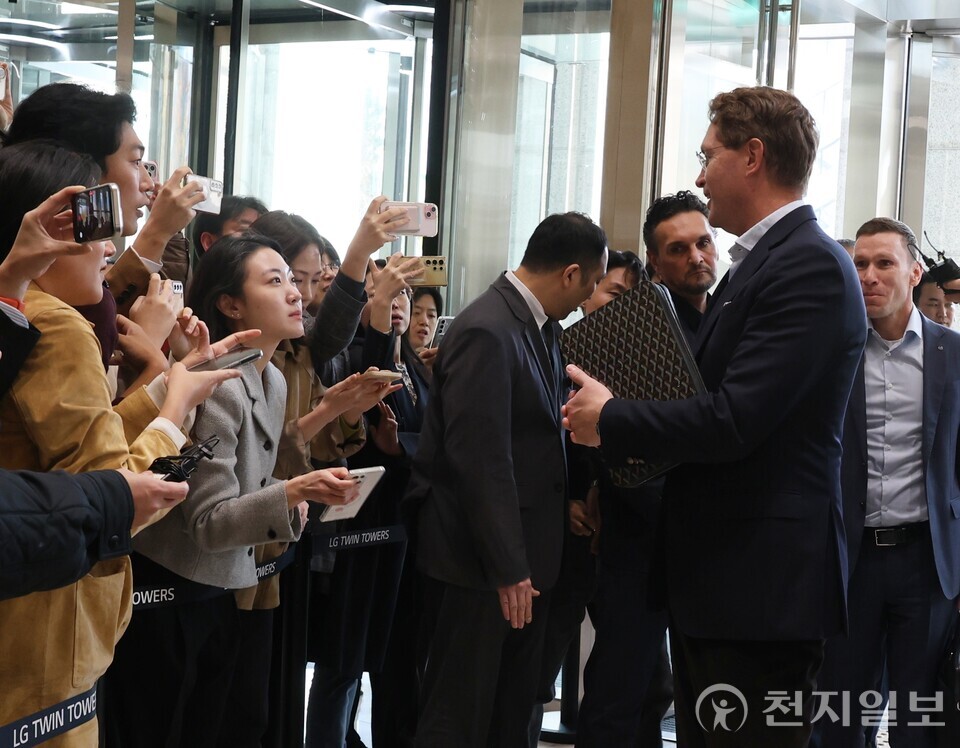 [천지일보=김정필 기자] 13일 방한한 올라 칼레니우스 메르세데스-벤츠 이사회 회장 겸 최고경영자(CEO)가 서울 여의도 LG트윈타워로 들어서면서 취재진 질문을 받고 있다. 이날 칼레니우스 회장은 LG그룹 내 주요 계열사 최고경영자와 회동할 예정이다. ⓒ천지일보 2025.11.13.