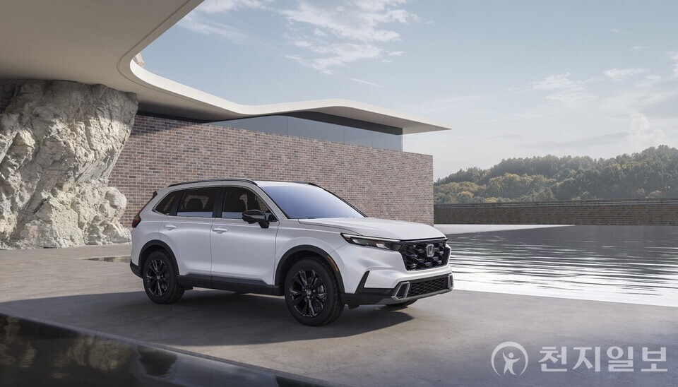 혼다코리아가 30년간 SUV 시장의 기준을 세워온 글로벌 베스트셀링 SUV CR-V 하이브리드의 2026년형 부분변경 모델을 국내 출시하고 본격적인 판매에 돌입한다고 13일 밝혔다. (제공: 혼다코리아) ⓒ천지일보 2025.11.13.