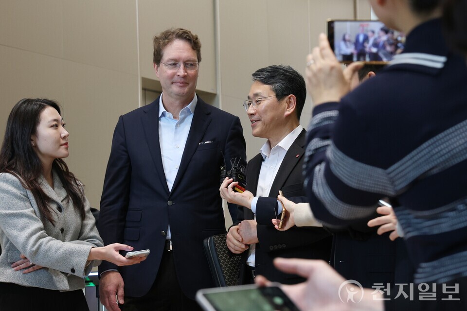 [천지일보=김정필 기자] 조주완 LG전자 최고경영자(CEO, 왼쪽)와 올라 칼레니우스 메르세데스-벤츠 이사회 회장 겸 CEO가 13일 서울 여의도 LG트윈타워에서 회동을 갖은 후 취재진의 질문에 답하고 있다. ⓒ천지일보 2025.11.13.
