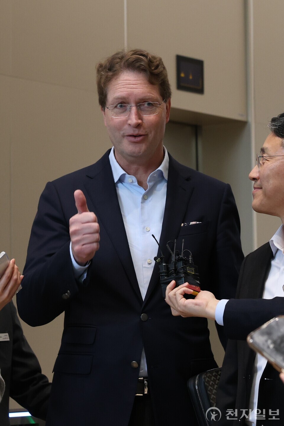 [천지일보=김정필 기자] 올라 칼레니우스 메르세데스-벤츠 그룹 이사회 회장 겸 최고경영자(CEO)가 13일 서울 여의도 LG트윈타에서 조주완 LG전자 최고경영자(CEO)와 회동을 갖은 후 취재진의 질문에 답하고 있다. ⓒ천지일보 2025.11.13.