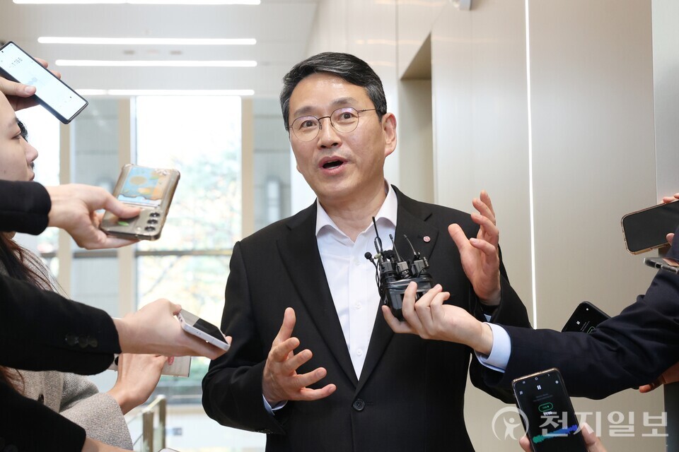 [천지일보=김정필 기자] 조주완 LG전자 최고경영자(CEO)가 올라 칼레니우스 메르세데스-벤츠 그룹 이사회 회장 겸 CEO와 13일 서울 여의도 LG트윈타에서 회동을 갖은 후 취재진의 질문에 답하고 있다. ⓒ천지일보 2025.11.13.