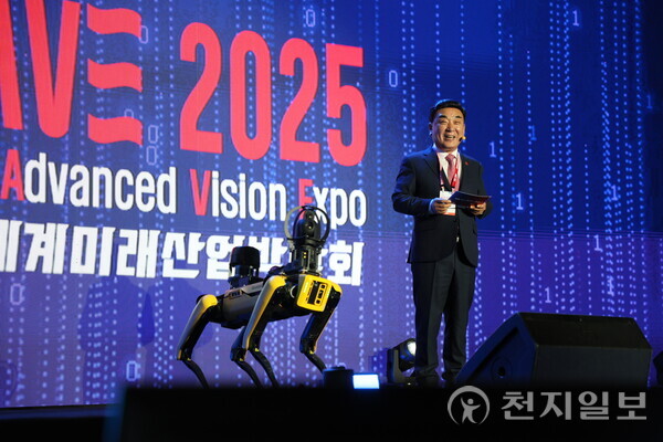 김두겸 울산시장이 13일 ‘웨이브(WAVE) 2025 울산 세계미래산업박람회’ 개막식에서 지역 중심 인공지능 산업 생태계 구축을 위한 방향성을 설명하고 있다. (제공: 울산시) ⓒ천지일보 2025.11.13.
