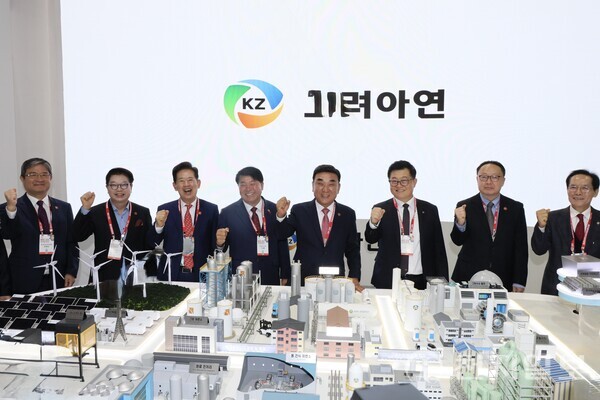 ‘웨이브(WAVE) 2025 울산 세계미래산업박람회’ 개막식이 13일 유에코(UECO)에서 열린 가운데 김두겸 울산시장, 이성룡 시의회의장 등 참석 내빈들이 전시장 부스 관람을 하고 있다. (제공: 울산시) ⓒ천지일보 2025.11.13.