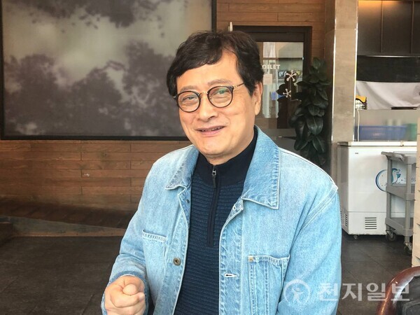 [천지일보 청주=김홍진 기자] 문상욱 청주예술곳간 관장이 지난달 22일 충북 청주시 모처 근처 식당에서 본지와 인터뷰를 하고 있다. ⓒ천지일보 2025.11.14.
