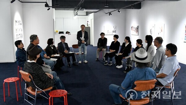 [천지일보 청주=김홍진 기자] 지난해 10월 11일 오후 청주시 수동에 마련된 예술곳간 전시장에서 ‘2024 공통분모, 청주의 봄’이란 주제로 작가들의 대화를 하고 있다. 천지DB.