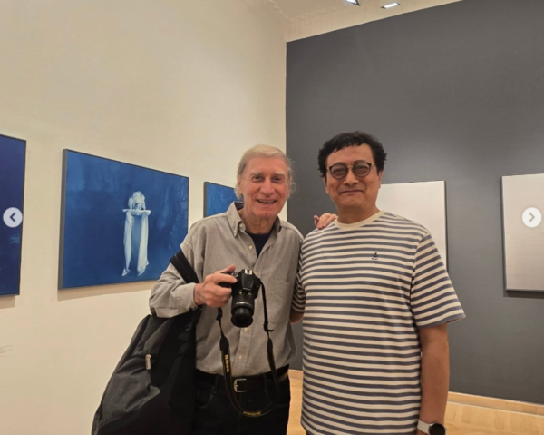 문상욱 청주예술곳간 관장이 지난 9월 헝가리 부다페스트에서 열린 헝가리 부다페스트 Mai Mano House(부다페스트사진미술관)에서 한국-헝가리 현대사진전 ‘Nuchi-The power of Silence’에서 다큐멘터리 거장 고(故)임레 벤코(Imre Benkő) 작가와 기념 촬영을 하고 있다. (출처: 문상욱 청주예술곳간 관장 SNS 캡처)