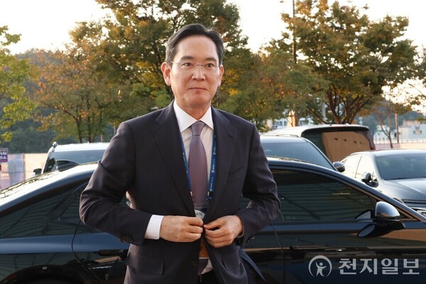 [천지일보 경주=김정필 기자] 이재용 삼성전자 회장이 29일 오후 경북 경주 예술의전당에서 열린 아시아태평양경제협력체(APEC) 정상회의 최고경영자(CEO) 서밋(Summit) 한미 비지니스 라운드 테이블 행사를 참석하기 위해 이동하고 있다. ⓒ천지일보 2025.10.29.