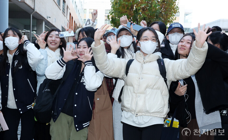 [천지일보=박준성 기자] 2026학년도 대학수학능력시험이 실시된 13일 오후 서울 영등포구 여의도여자고등학교에서 시험을 마친 수험생들이 미소를 띄며 시험장 밖으로 나오고 있다.ⓒ천지일보 2025.11.13.