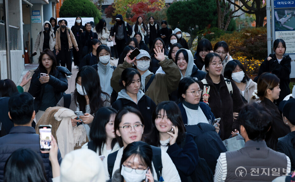 [천지일보=박준성 기자] 2026학년도 대학수학능력시험이 실시된 13일 오후 서울 영등포구 여의도여자고등학교에서 시험을 마친 수험생들이 미소를 띄며 시험장 밖으로 나오고 있다.ⓒ천지일보 2025.11.13.