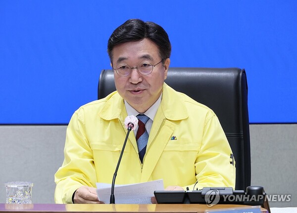 윤호중 행정안전부 장관이 13일 서울 종로구 정부서울청사 상황센터에서 국가정보자원관리원 행정정보시스템 화재 관련 중앙재난안전대책본부 11차 회의를 주재하며 발언하고 있다. (출처: 연합뉴스) 2025.10.13