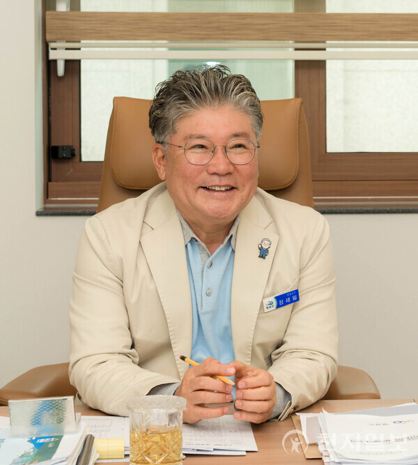 전남 영광군이 전국 최초로 전 군민에게 민생경제회복지원금을 지급하며 지역경제 회복의 새로운 모델을 제시했다. 장세일 군수는 재생에너지 기반 소득을 통해 “일자리와 성장을 이끄는 자립도시 영광을 실현하겠다”고 포부를 밝혔다. 사진은 장세일 영광군수. (제공: 영광군청)ⓒ천지일보 2025.11.14.