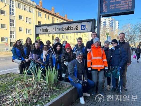 올해 2월 1일 HWPL 독일 지부는 프랑크푸르트 도심에서 특별한 거리 정화 활동을 펼쳤다. 총 28명의 헌신적인 자원봉사자가 참여한 이날 활동은 환경 개선뿐 아니라 ‘도시를 함께 가꾸는 공동체적 책임’을 시민들에게 알리는 계기가 됐다. 사진은 활동 모습. (제공: HWPL) ⓒ천지일보 2025.11.14.