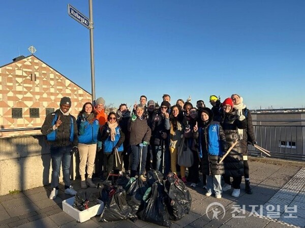 올해 2월 1일 HWPL 독일 지부는 프랑크푸르트 도심에서 특별한 거리 정화 활동을 펼쳤다. 총 28명의 헌신적인 자원봉사자가 참여한 이날 활동은 환경 개선뿐 아니라 ‘도시를 함께 가꾸는 공동체적 책임’을 시민들에게 알리는 계기가 됐다. 사진은 활동 모습. (제공: HWPL) ⓒ천지일보 2025.11.14.