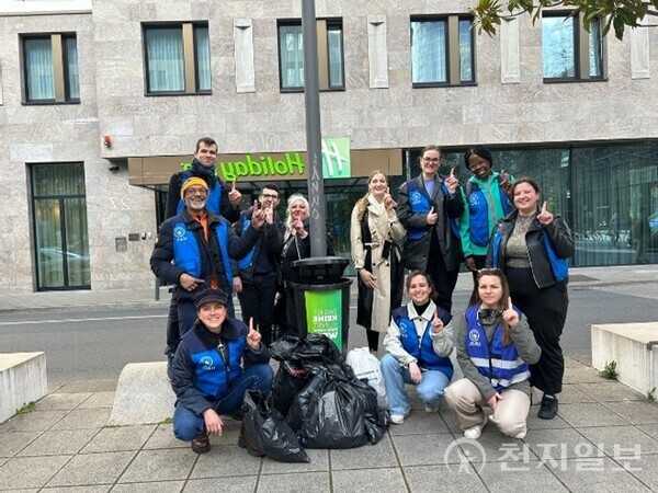 지난 4월 25일 ‘지구의 날’을 맞아 HWPL 자원봉사자들은 다시 바인호프스피어텔 카이저슈트라세로 나가 시민들과 함께 거리 정화 활동을 펼쳤다. 사진은 활동 모습. (제공: HWPL) ⓒ천지일보 2025.11.14.