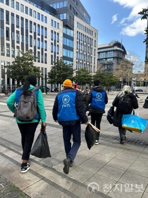 지난 4월 25일 ‘지구의 날’을 맞아 HWPL 자원봉사자들은 다시 바인호프스피어텔 카이저슈트라세로 나가 시민들과 함께 거리 정화 활동을 펼쳤다. 사진은 활동 모습. (제공: HWPL) ⓒ천지일보 2025.11.14.