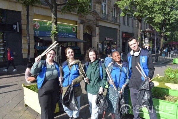 올해 6월 7일에는 ‘킵펜-캐치 – 우리 거리를 깨끗하게’라는 슬로건 아래 프랑크푸르트 중심가인 카이저슈트라세에서 정화 활동이 펼쳐졌다. 이날 거리 정화 활동에서는 시야에 잘 들어오지 않지만 도시 오염의 주요 요인으로 꼽히는 ‘담배꽁초’ 문제에 집중했다. 사진은 활동 모습. (제공: HWPL) ⓒ천지일보 2025.11.14.