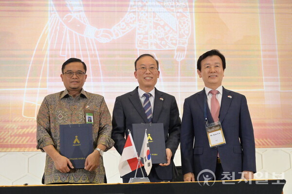 경남 진주시는 진주시 글로벌 개척단이 일본에 이어 인도네시아를 방문해 다양한 분야의 교류와 협력으로 수출지원에 나서고 있다고 지난 13일 밝혔다. 사진은 ㈜아라소프트가 수출 계약 기념 촬영하는 모습. (제공: 진주시청) ⓒ천지일보 2025.11.14.