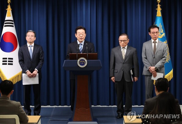 이재명 대통령이 14일 서울 용산 대통령실 기자회견장에서 한미 팩트시트 최종 합의와 관련해 발표하고 있다. (출처: 연합뉴스)