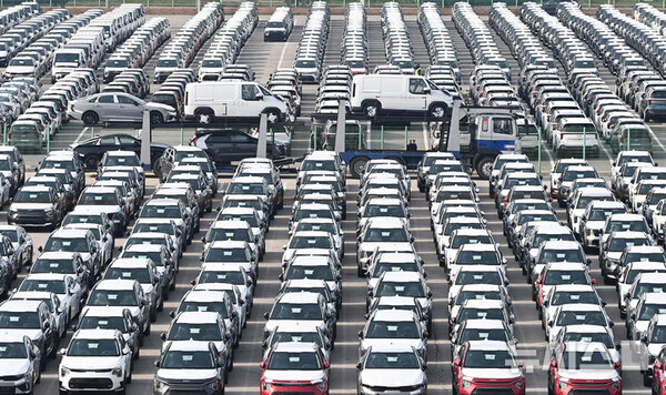 지난달 30일 경기 평택시 포승읍 평택항 자동차 전용부두에 선적을 기다리는 수출용 차량이 세워져 있다. (출처: 뉴시스)