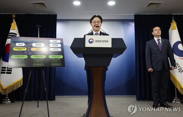 (서울=연합뉴스) 김정관 산업통상부 장관이 14일 서울 종로구 정부서울청사에서 한미 관세협상 팩트시트 및 MOU 관련 브리핑을 하고 있다.