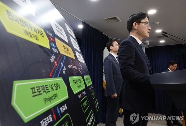 (서울=연합뉴스) 김정관 산업통상부 장관과 여한구 통상교섭본부장이 14일 서울 종로구 정부서울청사에서 한미 관세협상 팩트시트 및 MOU 관련 브리핑을 하고 있다.