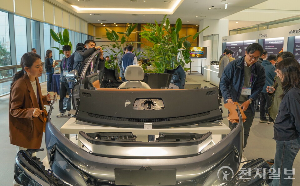 LG화학이 13일 오산 CS캠퍼스에서 전기차 기술 혁신과 고객 협력을 강화하기 위한 2025 EM BU Teardown Conference를 개최했다고 14일 밝혔다. (제공: LG화학) ⓒ천지일보 2025.11.14.