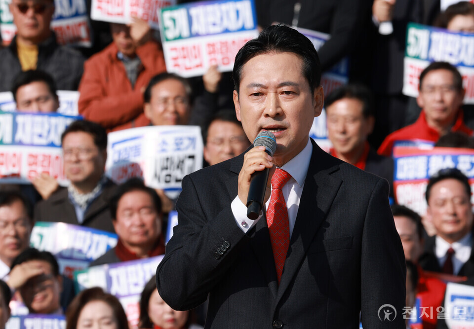 [천지일보=박준성 기자] 국민의힘 장동혁 대표가 12일 서울 여의도 국회의사당 본관 앞 중앙계단에서 열린 대장동 일당 7400억 국고 환수 촉구 및 검찰 항소포기 외압 규탄대회에서 발언하고 있다. ⓒ천지일보 2025.11.12.