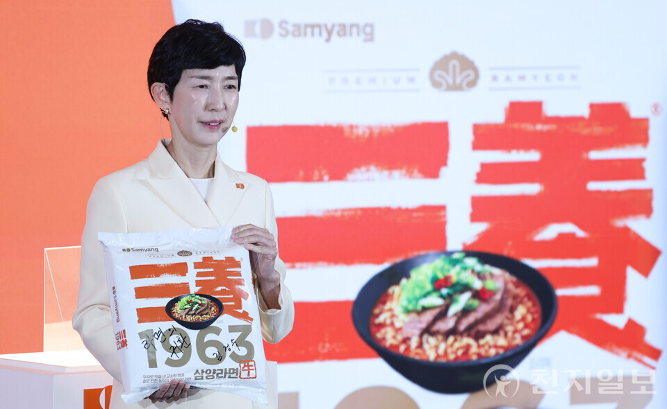 [천지일보=남승우 기자] 김정수 삼양식품 부회장이 3일 서울 중구 보코 서울 명동에서 열린 신제품 출시 발표회에서 ‘삼양 1963’을 들고 포즈를 취하고 있다. ⓒ천지일보 2025.11.03.