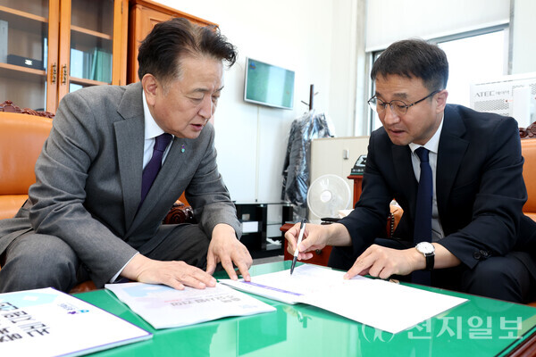 김영환 충북지사(왼쪽)가 14일 국회를 방문해 한병도 국회 예산결산특별위원회 위원장을 만나 충북도 핵심 사업에 대한 예산 증액을 설득하고 있다. (제공: 충북도청) ⓒ천지일보 2025.11.14.
