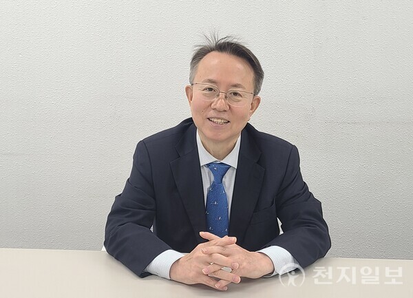 김록환 K컬처 국제교류협회 이사장이 7일 서울 종로구 광화문 인근 K컬처 국제교류협회 사무실에서 IWPG 서대문지부와 만나 협력 방안에 대해 밝히고 있다. (제공: IWPG 서대문지부) ⓒ천지일보 2025.11.14.