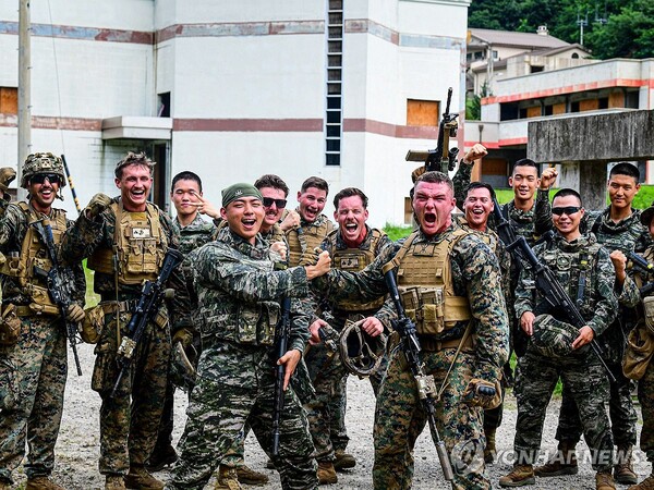 (서울=연합뉴스) 해병대는 지난 7월 중순부터 8월까지 미 해병대와 김포, 강화, 포항, 포천, 동두천 등지에서 25-2차 KMEP 연합훈련을 실시하고 있다고 6일 밝혔다. 한미 해병대 장병들이 KMEP 연합보병훈련 종료 후 파이팅을 외치고 있다. 2025.8.6