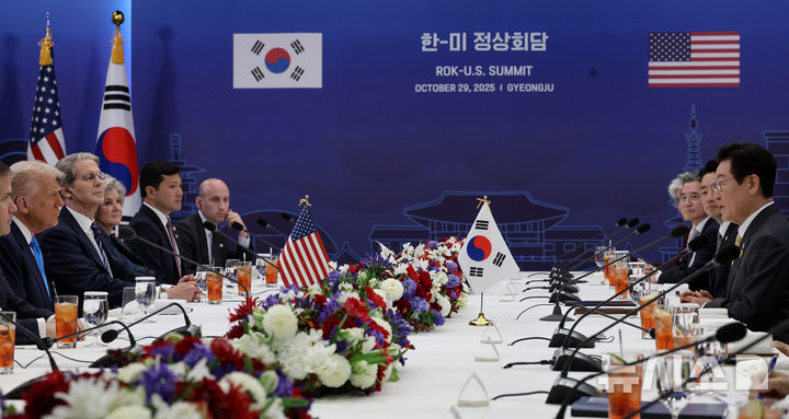 이재명 대통령과 도널드 트럼프 미국 대통령이 29일 경북 경주박물관에서 한미 정상회담을 하고 있다. (출처: 뉴시스)