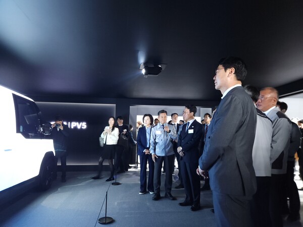 정명근 화성특례시장이 기아 오토랜드 화성에서 시타 PV5에 대한 설명을 듣고 있다. (제공: 화성특례시청) ⓒ천지일보 2025.11.14.