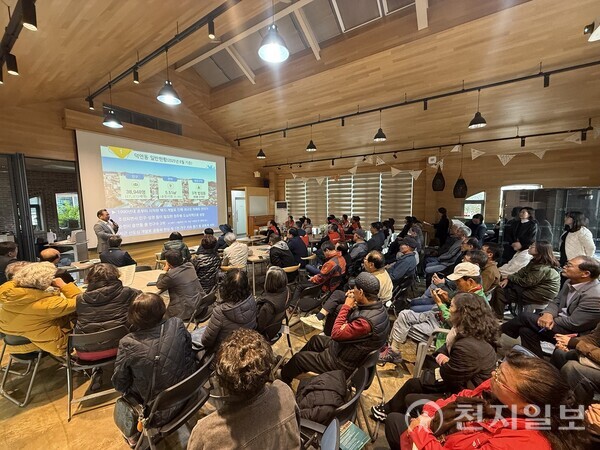 지난 12일 전남 순천시 저전동 저전나눔터에서 영암군과 광양시 등 타 지자체 주민자치위원들이 ‘순천형 주민자치 선진지 견학 프로그램’에 참여하고 있다. (제공: 순천시청) ⓒ천지일보 2025.11.14.