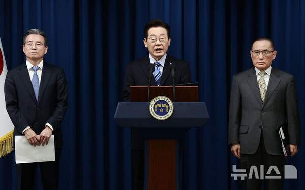 이재명 대통령이 14일 서울 용산 대통령실에서 한·미 간 관세·안보 합의를 문서화하는 조인트 팩트시트(JFS, 합동설명자료) 관련 발표를 하고 있다. (출처: 뉴시스)