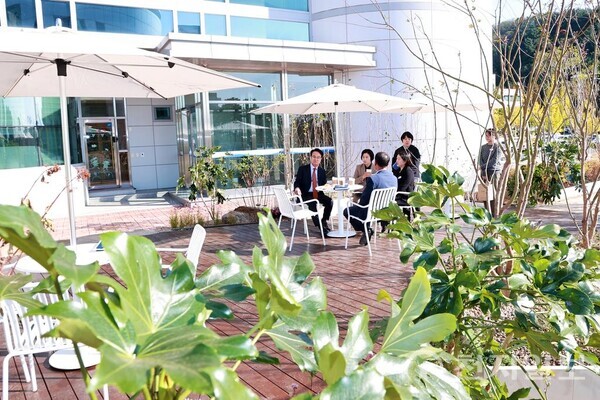 경남 사천시가 교목, 관목, 초화류 등을 통해 기후변화에 대응하는 ‘시청사 실외정원 조성사업’을 마무리 지었다고 지난 13일 밝혔다. 사진은 박동식 시장과 시 관계자들이 실외정원을 관람하는 모습. (제공: 사천시청) ⓒ천지일보 2025.11.14.