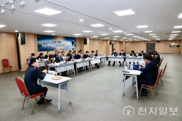 경남 사천시가 14일 사천시청에서 하반기 민선 8기 시장공약사업 추진사항 보고회를 개최했다고 밝혔다. 사진은 시장공약사업 추진사항 보고회 현장 모습. (제공: 사천시청) ⓒ천지일보 2025.11.14.