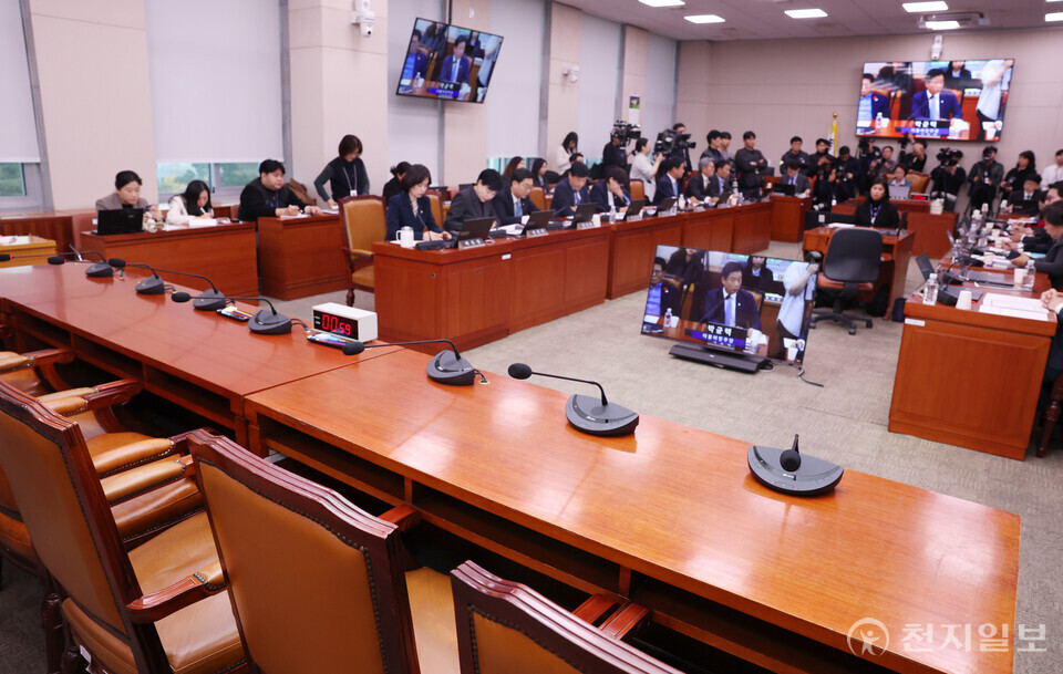 [천지일보=박준성 기자] 11일 서울 여의도 국회에서 열린 법제사법위원회 전체회의에서 여야 의원들이 대장동 사건 항소 포기 관련 의사진행 발언을 하고 있다.ⓒ천지일보 2025.11.11.