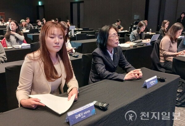 [천지일보=배서윤 기자] 한국장애인개발원이 14일 서울 여의도 글래드 호텔에서 ‘2025년 하반기 UN 장애인권리협약 협력단 릴레이 포럼’을 개최한 가운데 이날 개회사를 한 이경혜 한국장애인개발원 원장(오른쪽)과 축사를 맡은 국민의힘 김예지 의원(왼쪽)이 나란히 앉아있다. ⓒ천지일보 2025.11.14.