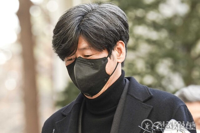 [천지일보=남승우 기자] 정치자금법 위반 혐의로 기소된 남욱(천화동인 4호) 변호사가 8일 서울 서초구 서초동 서울중앙지법에서 열린 대장동 개발 사업 로비·특혜 의혹 관련 1심 선고 공판에 참석하기 위해 법정으로 향하고 있다.