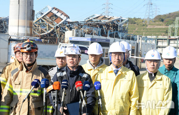 15일 오전 울산 남구 용잠동 한국동서발전 울산화력발전소 대형 구조물 붕괴현장에서 김영훈 고용노동부장관이 매몰자 사고수습을 마무리하며 현장 브리핑을 하고 있다. (출처: 뉴시스)