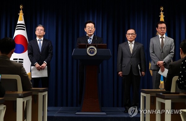 이재명 대통령이 14일 서울 용산 대통령실 기자회견장에서 한미 팩트시트 타결과 관련해 발표하고 있다. 왼쪽부터 김용범 정책실장, 이재명 대통령, 위성락 국가안보실장, 이규연 홍보소통수석. 2025.11.14 (출처: 연합뉴스)
