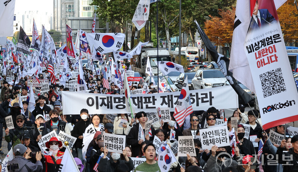 [천지일보=남승우 기자] 15일 서울 강남구 삼성역 일대에서 청년 보수단체 ‘자유대학’ 주최로 열린 이재명 대통령 재판 재개 촉구 집회에서 참가자들이 구호를 외치며 행진하고 있다. ⓒ천지일보 2025.11.15.