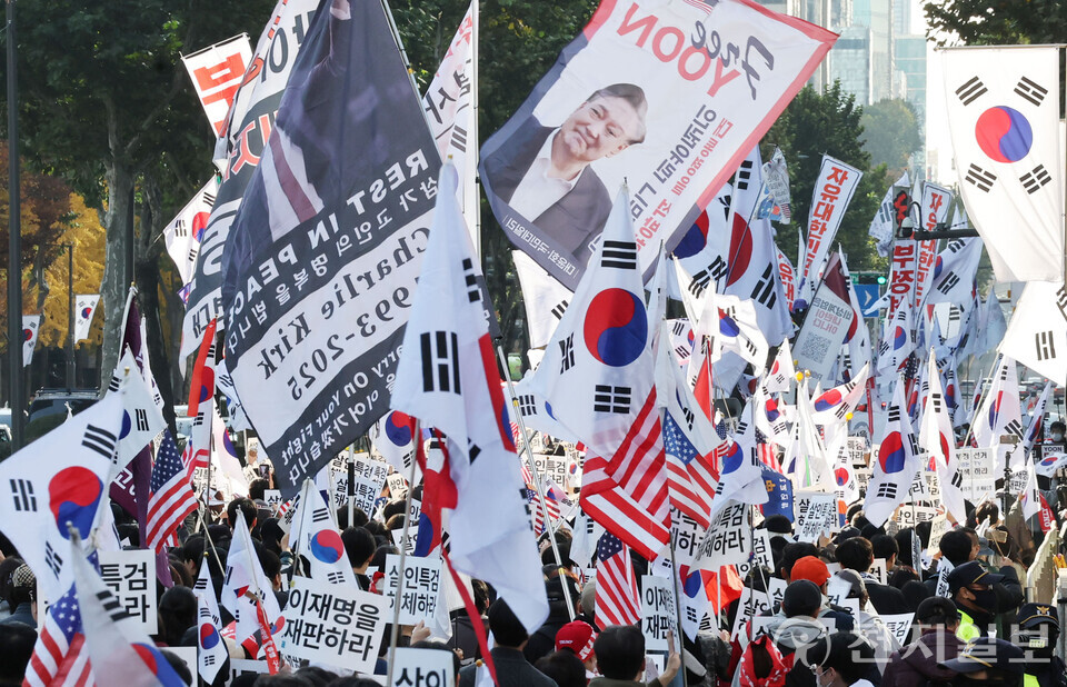 [천지일보=남승우 기자] 15일 서울 강남구 삼성역 일대에서 청년 보수단체 ‘자유대학’ 주최로 열린 이재명 대통령 재판 재개 촉구 집회에서 참가자들이 구호를 외치며 행진하고 있다.ⓒ천지일보 2025.11.15.