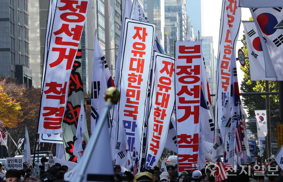 [천지일보=남승우 기자] 15일 서울 강남구 삼성역 일대에서 청년 보수단체 ‘자유대학’ 주최로 열린 이재명 대통령 재판 재개 촉구 집회에서 참가자들이 행진하고 있다. ⓒ천지일보 2025.11.15.