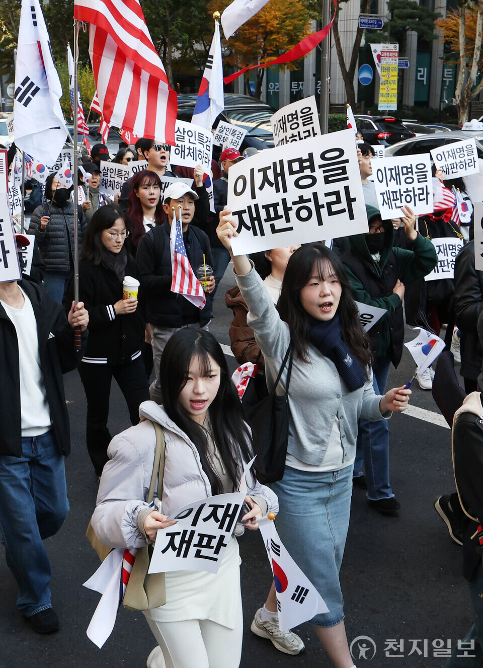 [천지일보=남승우 기자] 15일 서울 강남구 삼성역 일대에서 청년 보수단체 ‘자유대학’ 주최로 열린 이재명 대통령 재판 재개 촉구 집회에서 참가자들이 구호를 외치며 행진하고 있다. ⓒ천지일보 2025.11.15.