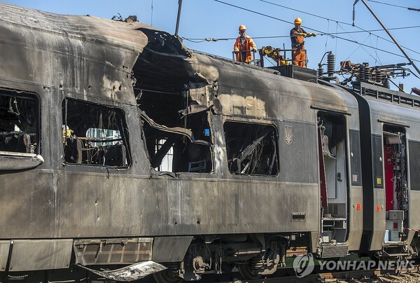 올해 8월 키이우에서 러시아 공습으로 파손된 기차. (출처: 연합뉴스)
