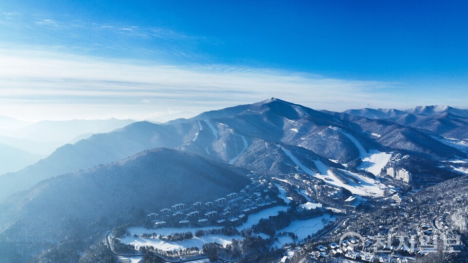 전 세계 72개 리조트를 하나의 패스로 이용할 수 있는 글로벌 프로그램 ‘아이콘패스(IKON Pass)’에 국내 최초로 참여한 모나용평 리조트 전경. 2025/26 시즌부터 아이콘패스 회원 대상 무료 이용 혜택이 제공될 예정이다. (제공: 모나용평) ⓒ천지일보 DB.