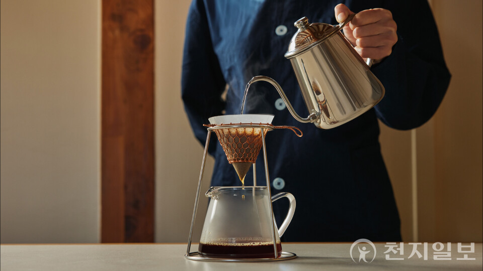 황동 드리퍼로 한 잔씩 정성스럽게 추출하는 핸드드립 커피. 삼청 한옥에서만 맛볼 수 있는 싱글오리진 필터 커피 경험을 제공한다. (제공 블루보틀 커피 코리아)